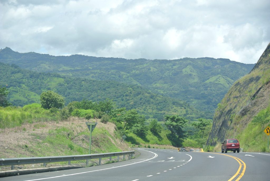 zelf rijden in Costa Rica hoofdweg geasfalteerd
