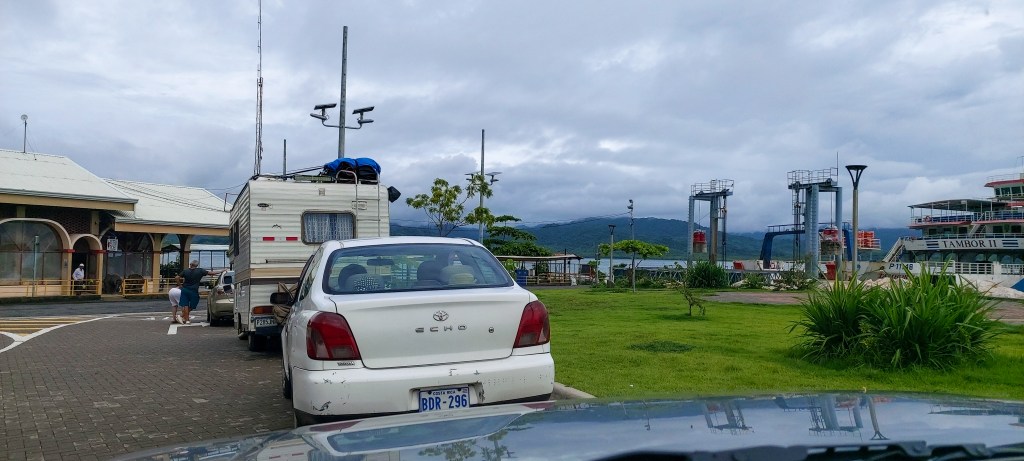 auto's in de rij voor de ferry Puntarenas