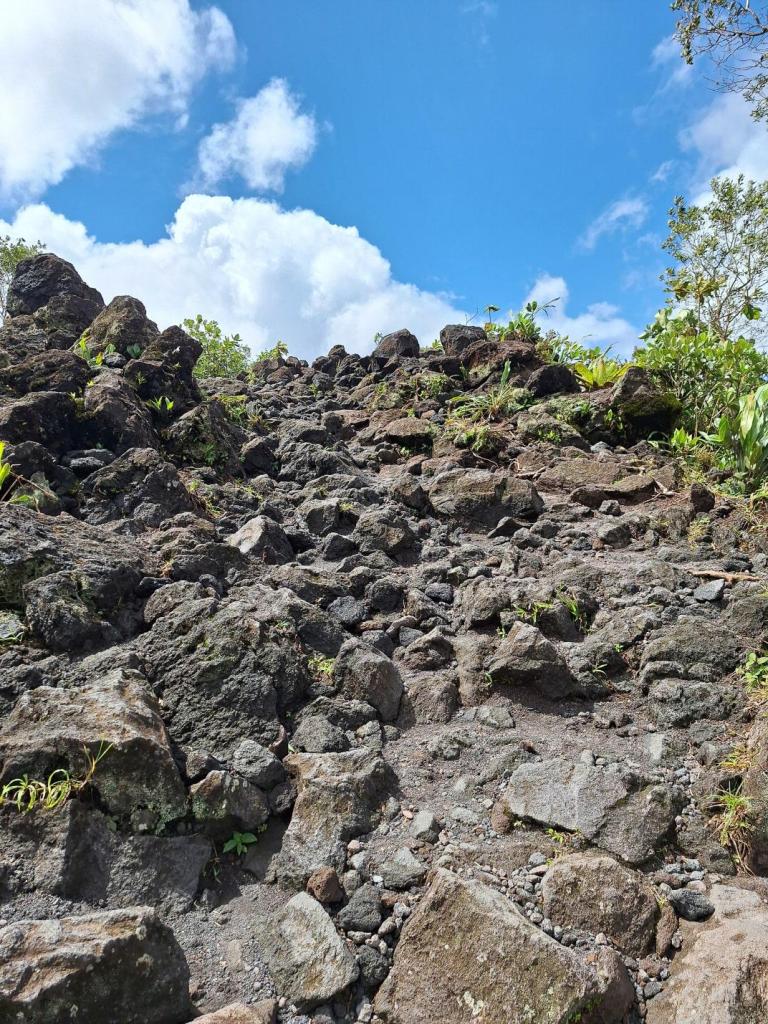 lavabrokken in La Fortuna aan de voet van de vulkaan Arenal