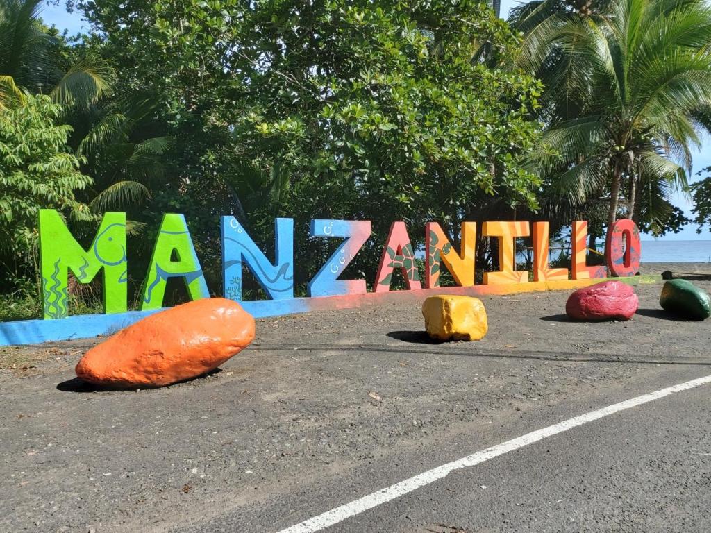 Letters ingang dorp Manzanillo Costa Rica