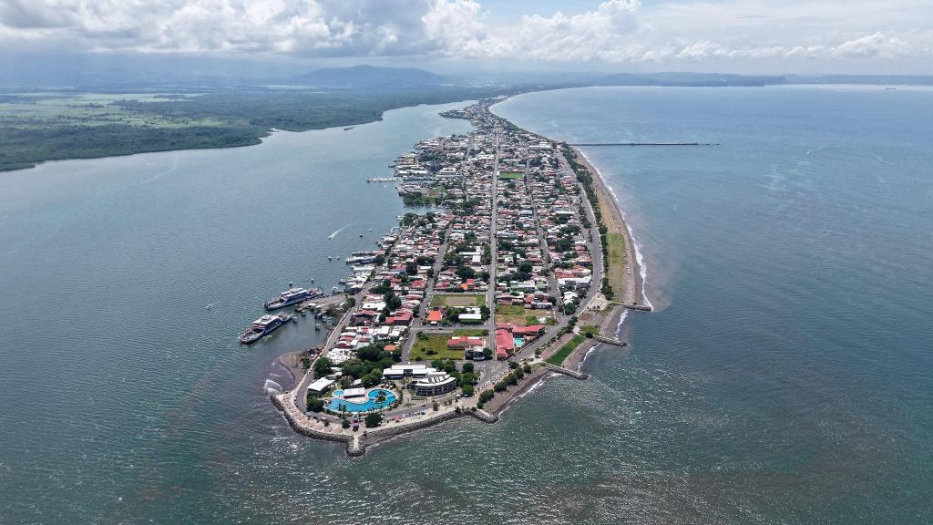 Landtong Puntarenas met links de ferry