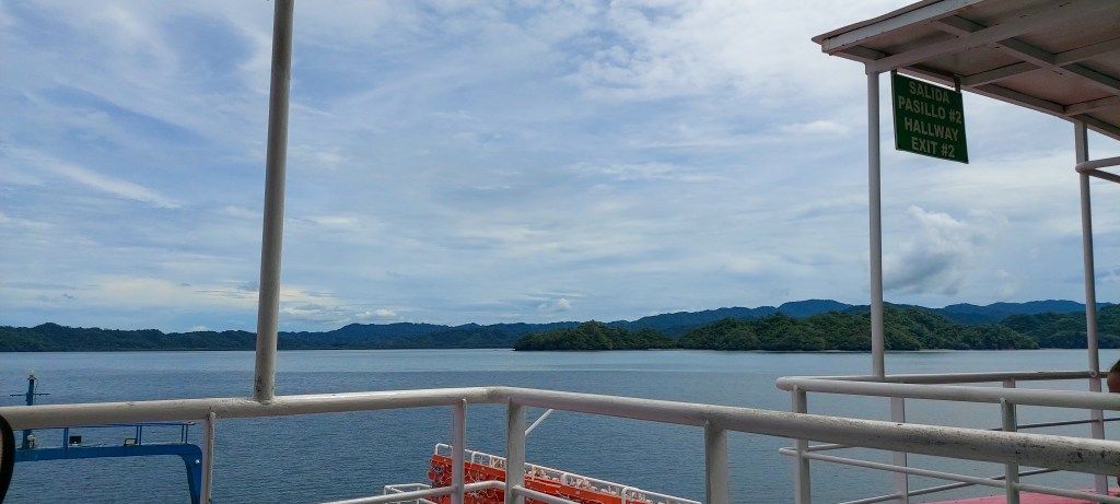 uitzicht vanaf de ferry richting schiereiland Nicoya
