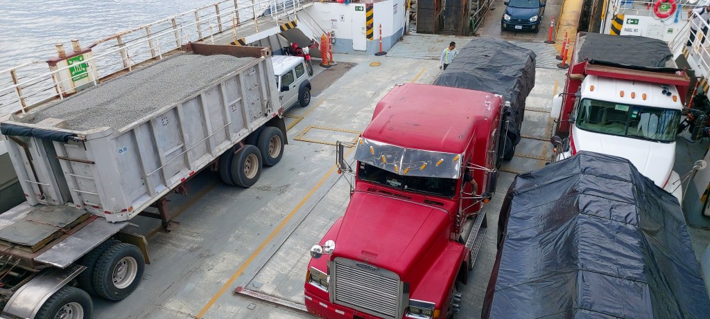 vrachtwagens op de ferry vanaf Puntarenas