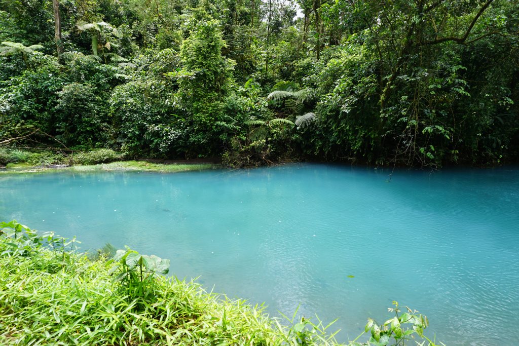 Laguna Azul, het blauwe meer in Volcán Tenorio