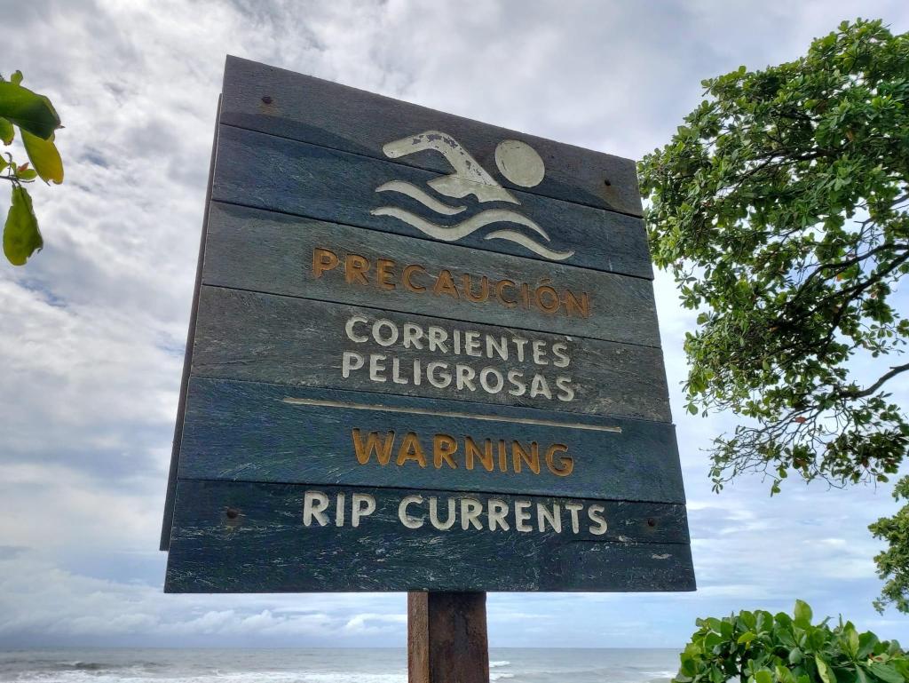 Bord waarschuwing rip currents Costa Rica
