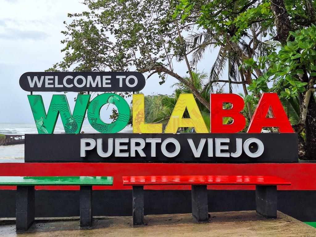 letters Woloba Puerto Viejo ingang dorp